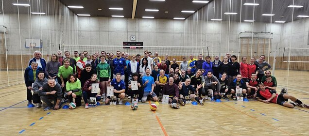 Gruppenbild_Lehrer-Volleyballturnier_2024