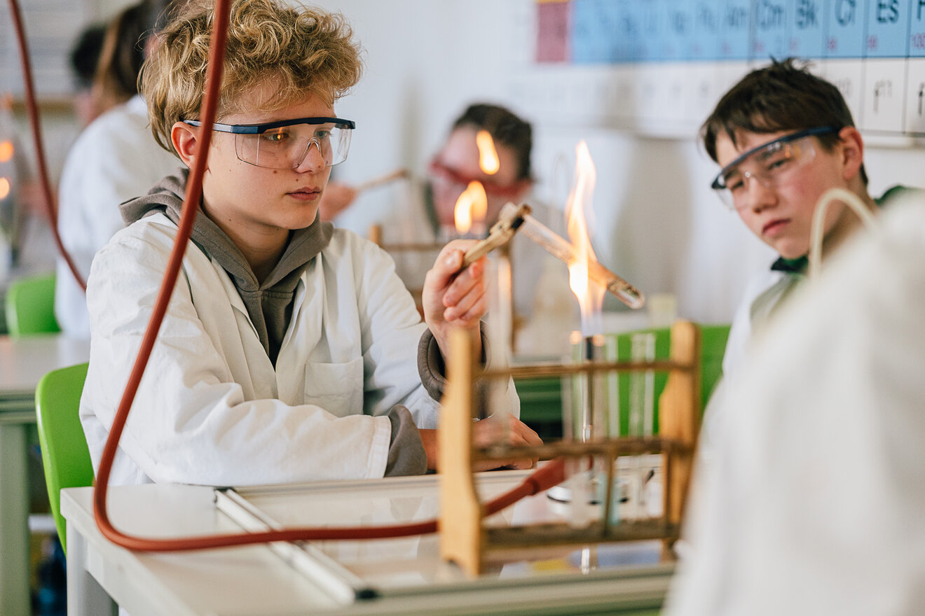 Schüler im Chemieunterricht experementieren