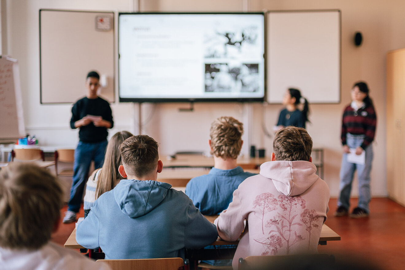 Schüler im Unterricht hören einem Vortrag zu